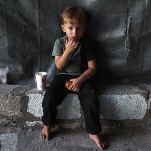 طفل يجلس في مخيم جباليا للنازحين الفلسطينيين شمال غزة