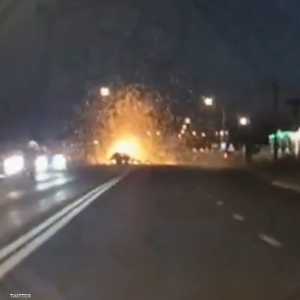 لحظة إصابة السيارة مباشرة بالقصف الأوكراني