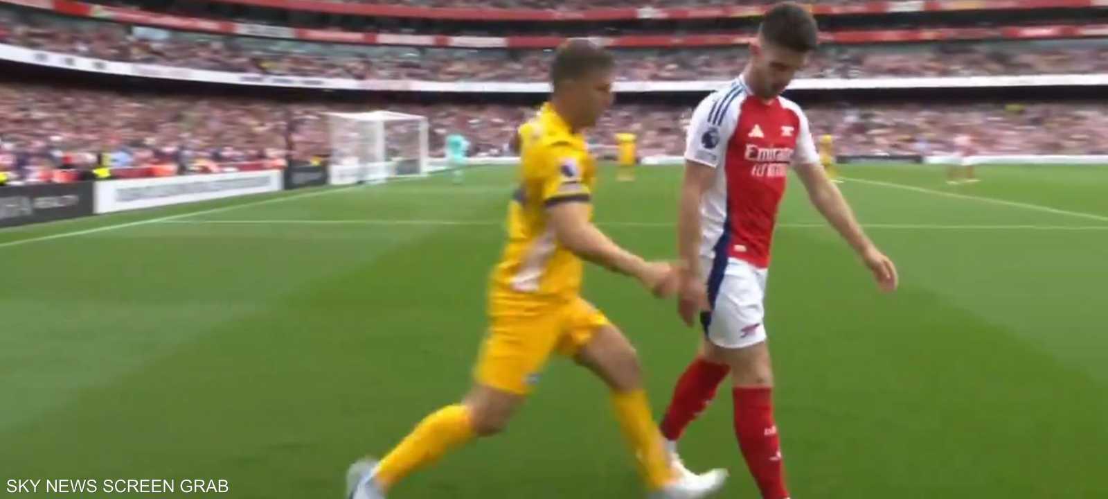 لحظة طرد رايس الذي "أزاح" الكرة أمام مدافع برايتون