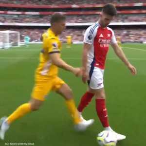 لحظة طرد رايس الذي "أزاح" الكرة أمام مدافع برايتون