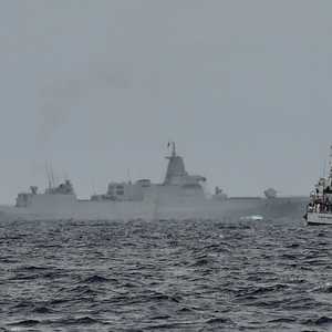 سفينة تابعة لخفر السواحل الصيني بالقرب من سفينة فبلبينية