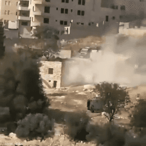 لحظة قصف المنزل الذي كان يعتقد أن بداخله منفذي العملية