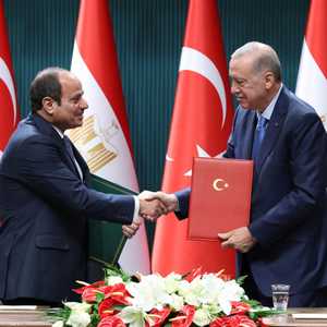 السيسي يصافح أردوغان في أول زيارة له إلى تركيا