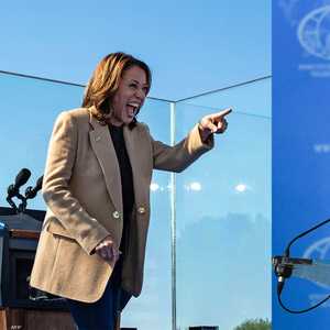 زخاروفا تعلق على ضحكة هاريس