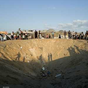حفرة خلفها القصف الإسرائيلي على مواصي خان يونس