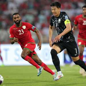 سون قاد كوريا للفوز على عمان
