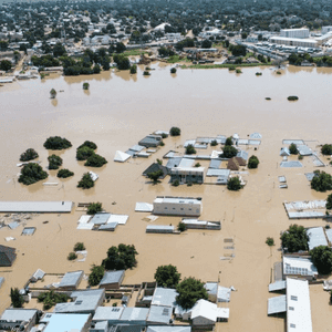 المياه غمرت المنازل بعد انهيار السد