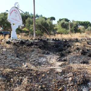 منطقة محترقة بعد الهجوم الإسرائيلي على مصياف بسوريا