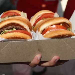 بريطانيا تنوي تقييد الإعلانات عن الأغذية غير الصحية للأطفال