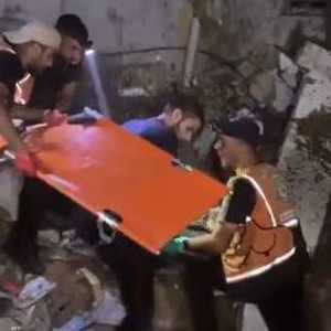 مسعفون يخاولون انتشال مصابين تحت الأنقاض في جباليا