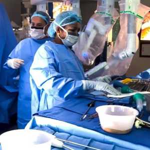 مشهد من العملية الجراحية يظهر فيها الذراع الروبوتي