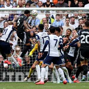 هدف المدفعجية حمل توقيع المدافع البرازيلي غابريال ماغالايش