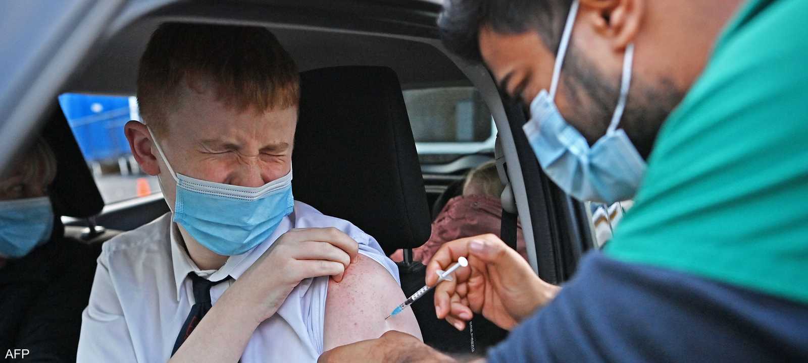 شاب يتلقى لقاح ضد فيروس كورونا في بريطانيا
