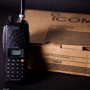 جهاز راديو ICOM IC-V82 يباع في متجر في الفلبين