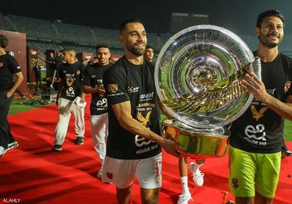 في لحظة التتويج.. فيديو لدرع الدوري ينشطر في يد قائد الأهلي