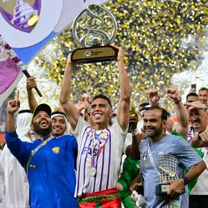 نجم العين سفيان رحيمي يرفع كأس أبطال آسيا