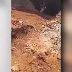 لحظة انتشال جثمان حسن نصر الله من موقع الضربة الإسرائيلية