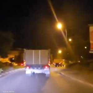 آليات تحمل جنودا إسرائيليين في طريقها للحدود الشمالية