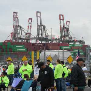 آلاف من عمال الموانئ الأميركية يبدأون إضرابا بعد فشل مفاوضات