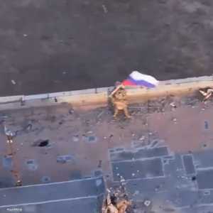 رفع العلم الروسي على مبنى متعدد الطوابق في أوغلدار