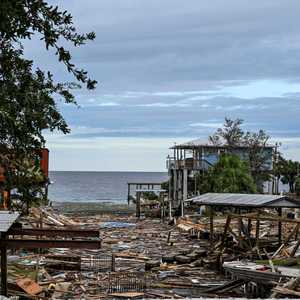 الإعصار هيلين يضرب منطقة بانهاندل بولاية فلوريدا