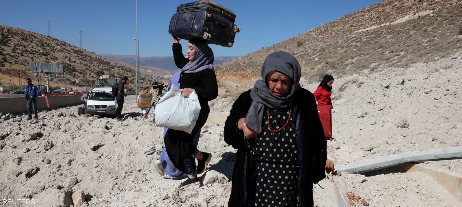 نازحون على معبر المصنع الحدودي بين لبنان وسوريا.. أرشيفية