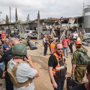 من آثار سقوط صاروخ أطلق من غزة على تل أبيب