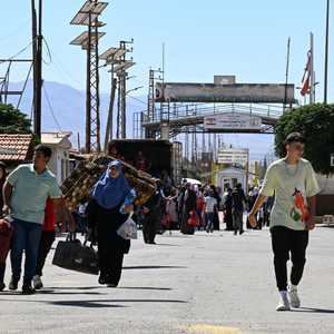 نازحون يعبرون الحدود إلى سوريا