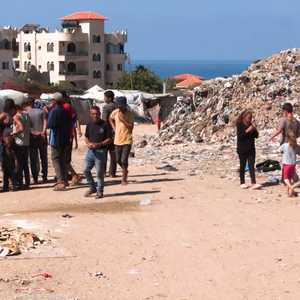 آلاف النازحين الفلسطينيين يلجأون إلى أماكن غير صالحة للسكن