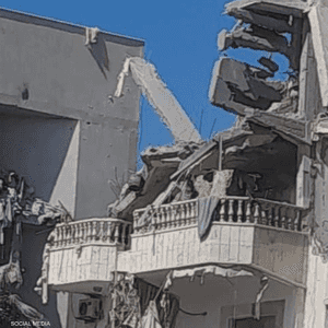 تضرر عدد من المباني في حيفا جراء القصف الصاروخي من لبنان