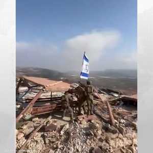 رفع العلم الإسرائيلي في بلدة مارون الراس جنوبي لبنان