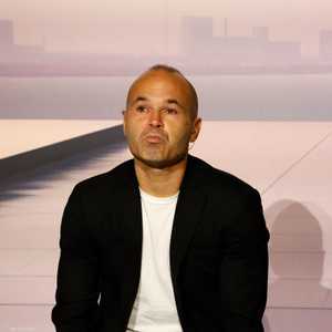 أندريس إنييستا لاعب وسط إسبانيا وبرشلونة السابق