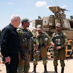 غالانت مع جنود إسرائيليين عند حدود غزة- أرشيف