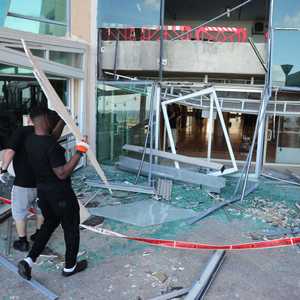 أحد المطاعم التضررة من الهجوم الإيراني في تل أبيب