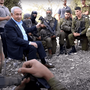 نتنياهو خلال زيارته قاعدة غولاني