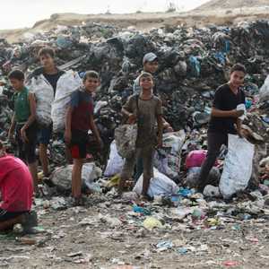 أطفال يبحثون في الركام عن لقمة تسد جوعهم في غزة