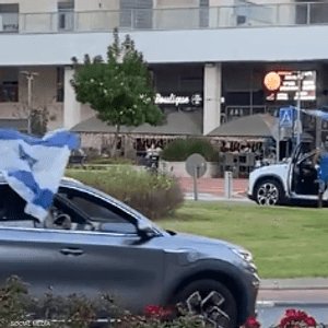 مواكب سيارات تجوب الشوارع احتفال بمقتل السنوار