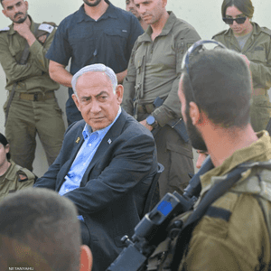 نتنياهو وعناصر في الجيش الإسرائيلي