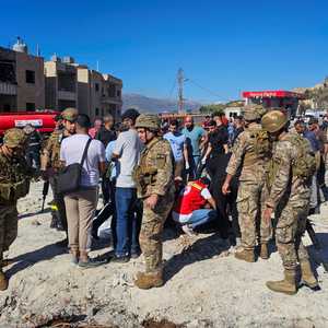جنود لبنانيون في موقع غارة إسرائيلية في جنوب لبنان