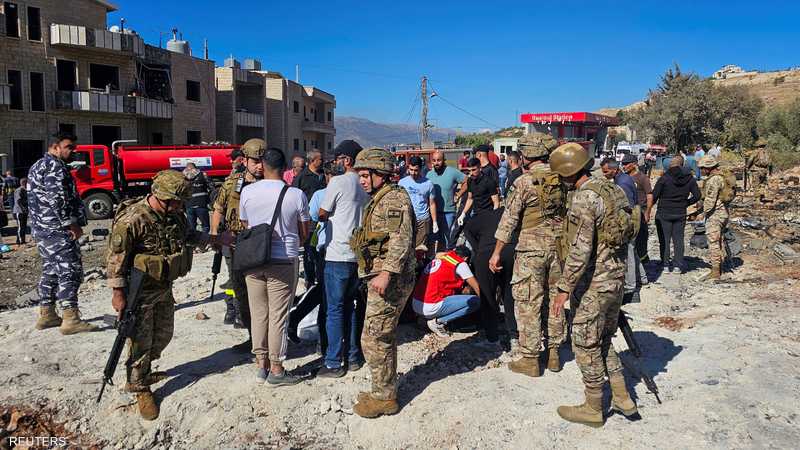 جنود لبنانيون في موقع غارة إسرائيلية في جنوب لبنان
