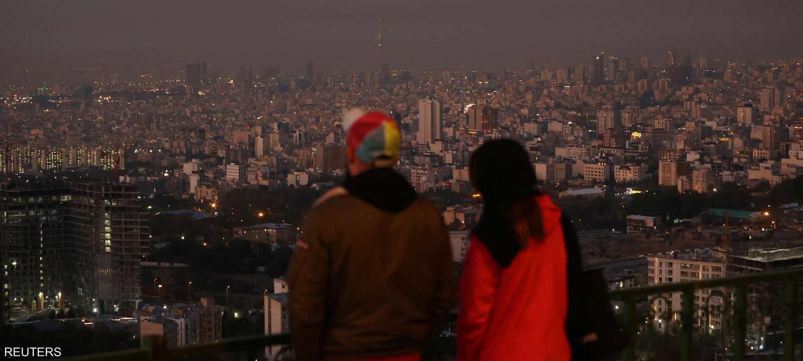 مواطنون إيرانيون في طهران يراقبون بعد أنباء عن الهجمات