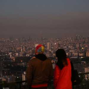 مواطنون إيرانيون في طهران يراقبون بعد أنباء عن الهجمات