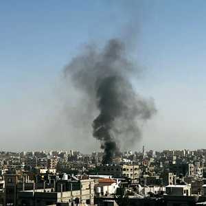 دخان يتصاعد من منطقة بيت لاهيا إثر قصف إسرائيلي