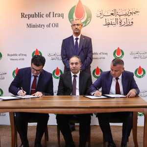 وزارة النفط العراقية توقع العقود مع الشركات