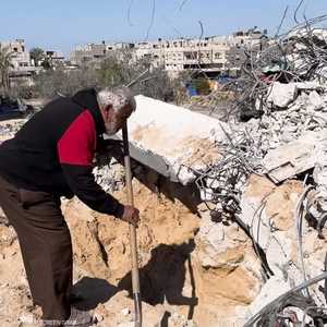 تواصل عمليات انتشال ضحايا الغارات العالقين تحت الركام في غزة