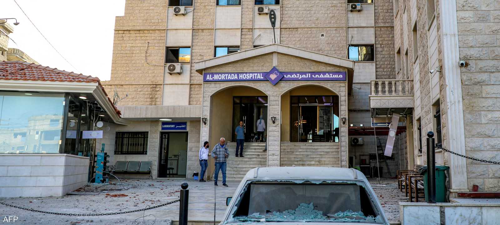 غارة إسرائيلية خارج مدخل مستشفى المرتضى