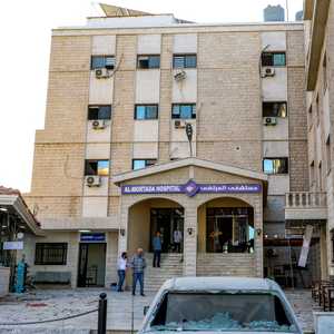 غارة إسرائيلية خارج مدخل مستشفى المرتضى