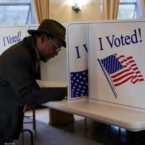 ناخب أميركي يصوّت في الانتخابات الرئاسية