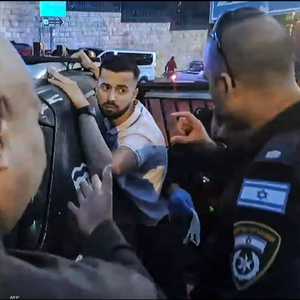 الشرطة الإسرائيلية أثناء اعتقال أحد أفراد الدرك الفرنسي
