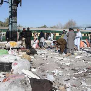 من آثار الانفجار في محطة القطارات بمدينة كويتا الباكستانية